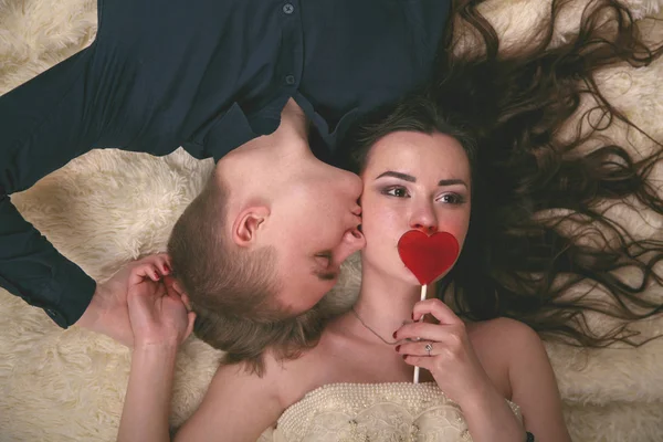 História Amor Casal Jovem Amoroso Beijar Uns Aos Outros Cobrir — Fotografia de Stock