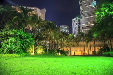 Singapore, 18 Nisan 2017: Singapur, parlak gece şehir yaktı