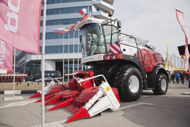 Rostov on Don, Rusya Federasyonu - 17 Eylül 2017: Tarım Sergisi, hasat, kendinden tahrikli hasat Rsm 1401 için özel ekipman