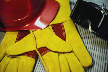 İş güvenliği ve sağlığı kavramı. Kaynakçı elektrot, eldiven arka plan karşı maske. Standart inşaat Emanet.