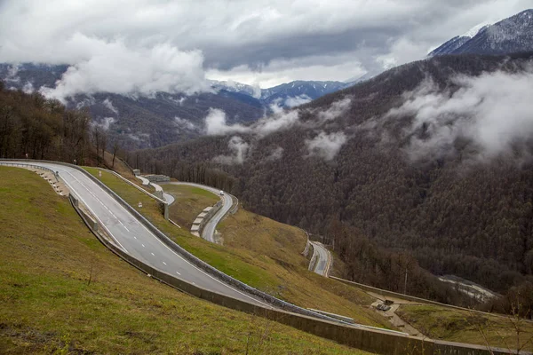 Serpentino di montagna, strade tortuose sopra le nuvole — Foto Stock