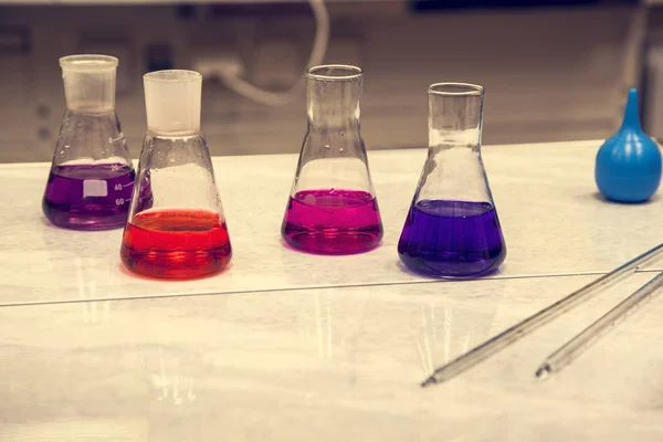 Laboratorio químico, tubos de ensayo con dopaje —  Fotos de Stock