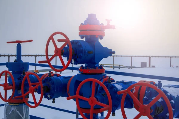 Petróleo, industria del gas. Grupo de cabezas de pozo y armadura de válvula — Foto de Stock