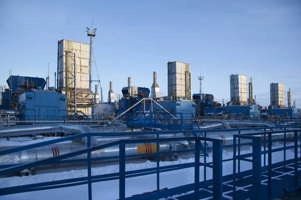 Petróleo, industria del gas. Grupo de cabezas de pozo y armadura de válvula — Foto de Stock