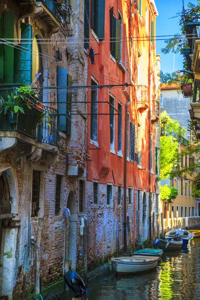 Luminosa Stretta Strada Venezia Disposizione Verticale Murale — Foto Stock