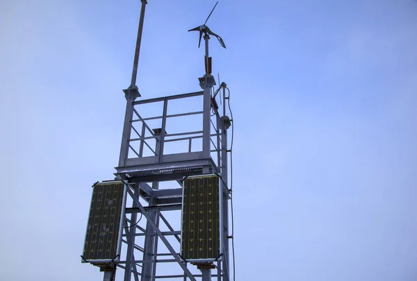 Alternatywne Źródła Energii Generatory Wiatrowe Panele Słoneczne — Zdjęcie stockowe