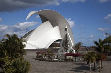 Santa Cruz De Tenerife, İspanya - 17 Şubat 2013: Santa Cruz de Tenerife 'de kadın yürüyüşlü oditorio binası. Bu salon ünlü mimar Santiago Calatrava tarafından tasarlandı.