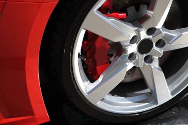 Modern kırmızı arabanın gövde elemanları. Çekimi kapat