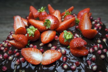 Çikolatalı pasta, çilek ve nar..