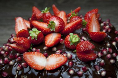 Çikolatalı pasta, çilek ve nar..