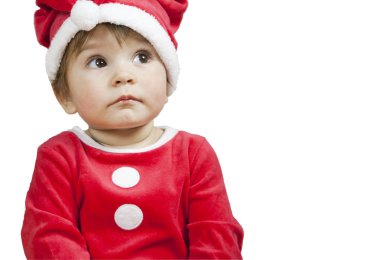 Beyaz arka planda cüce kostümlü bir çocuk.