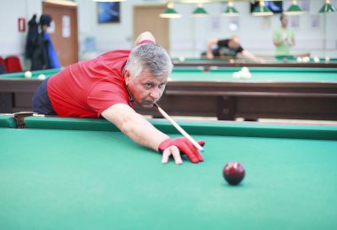 Bilardo masasındaki adam.