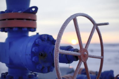 Petrol, gaz endüstrisi. Kuyu başları ve kapakçık armatürü, gaz vanası, yüksek basınçlı gaz
