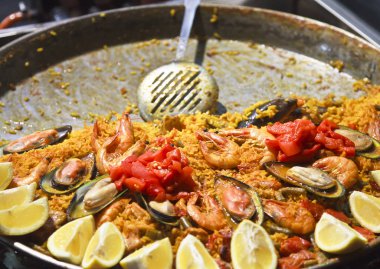 Bir tavada deniz ürünleri ve sebzeler