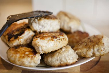 Bir tabak kızarmış köfte.