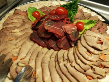 Bir tabak et, haşlanmış domuz dilimi.