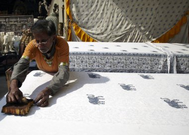 Varanassi, Hindistan, 17 Mart 2013: Hintli kumaş sanatçısı patern.editoryel uyguladı.