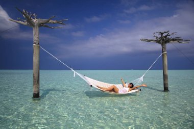 Maldivler 'in egzotik adasında hamakta bir kız
