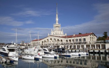 Soçi Deniz İstasyonu. Havana Soçi limanında küçük bir yelkenli teknesi arka plandaki bir deniz istasyonu / liman Soçi limanı manzarası ve deniz istasyonu binası.