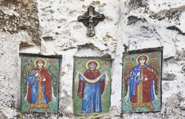 Rusya, Voronezh bölgesi, Kostomarovo-05 Temmuz 2017: Hıristiyanlık, din, kilise ikonları, doğal taşın arka planında mozaik şeklinde yapıldı