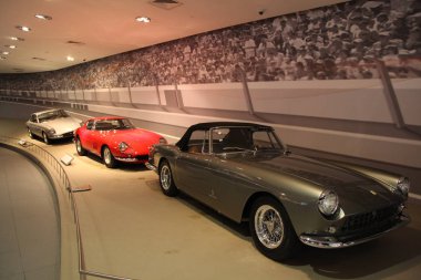 Abu Dabi, Uae - 18 Mart 2014: Ferrari World, Abu Dabi 'deki Yas Adası' nda Ferrari temalı bir lunapark..