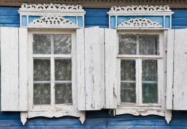 Ahşap evlerin ön cephesindeki eski pencereler