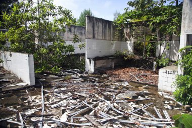 Fırtınadan sonra yıkılmış ev