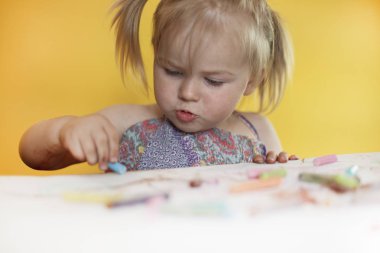 Küçük kız resim yapmaya hevesli.