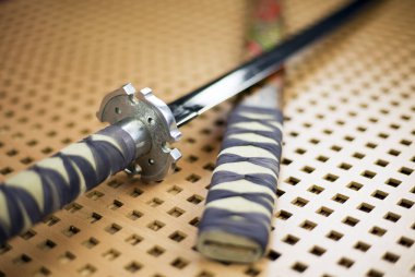 Samurayın kılıcı, Katana, dekoratif ahşap arka planda.