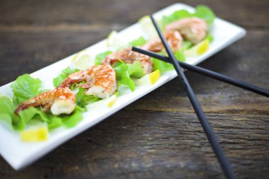 Kızarmış karides masada