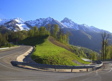 Dağ yolu, yılan, yol ve dağlar.