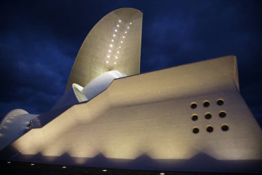 Santa Cruz De Tenerife, İspanya - 17 Şubat 2013: Tenerife Konferans Salonu, akşam panoraması. Bu konferans salonu ünlü mimar Santiago Calatrava tarafından tasarlandı..