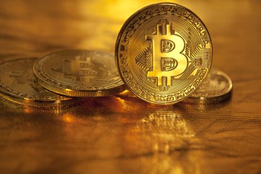 Bitcoin. altın bir arka plan üzerinde bitcoin birkaç sikke