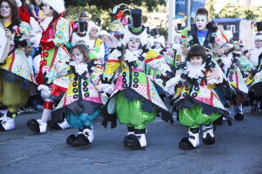 Santa Cruz De Tenerife, İspanya - 17, 2013: aile kostüm gösterisi, Tenerife ana karnaval alayı.