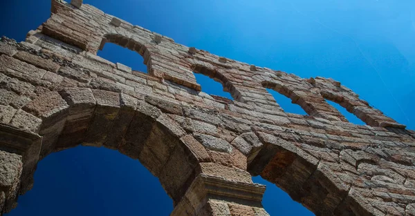 Elementos Arco Anfiteatro Romano Sobre Fondo Cielo Azul — Foto de Stock