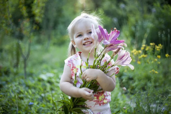 Schönes Weißes Mädchen Mit Einem Lächeln Und Einem Blumenstrauß — Stockfoto