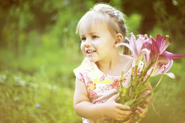 Beautiful White Girl Smile Bouquet Flowers Toned — Stock Photo, Image