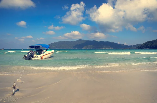 带摩托艇的奇异海滩 锚泊在海滩上 — 图库照片