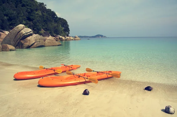 Two Bright Orange Canoe Boats Shore Exotic Island — Stock Photo, Image