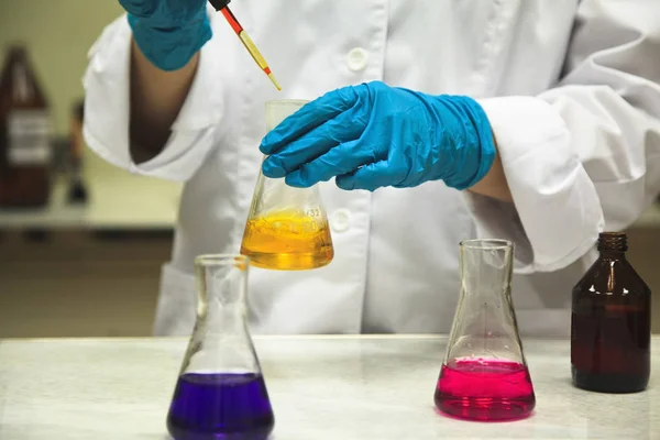 Laboratório Químico Mãos Assistente Laboratório Misturam Solução Tubo Ensaio Teste — Fotografia de Stock