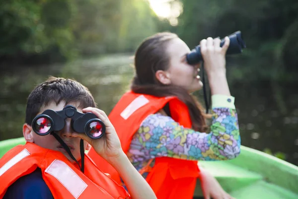 Niños Mirando Las Gafas Flotando Río Viendo Los Animales Salvajes — Foto de Stock