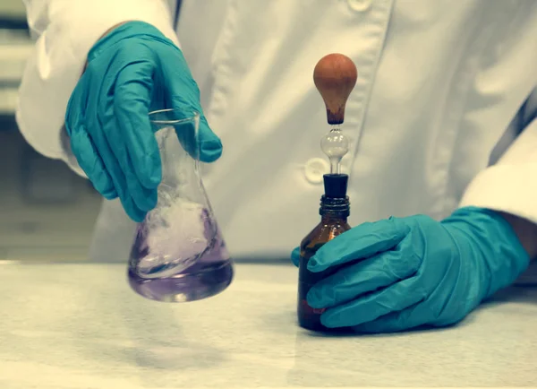 Χημικό Εργαστήριο Χέρια Του Βοηθού Εργαστηρίου Αναμειγνύουν Διάλυμα Δοκιμαστικό Σωλήνα — Φωτογραφία Αρχείου