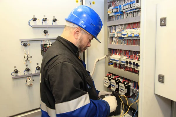 Eletromecânico Luvas Segurança Elétrica Detém Cabo Alimentação Conexão Cabeamento Linha — Fotografia de Stock