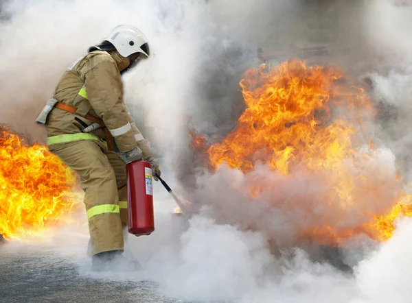 Apagando Gran Incendio Bombero Profesional Con Traje Especial Apaga Fuego — Foto de Stock
