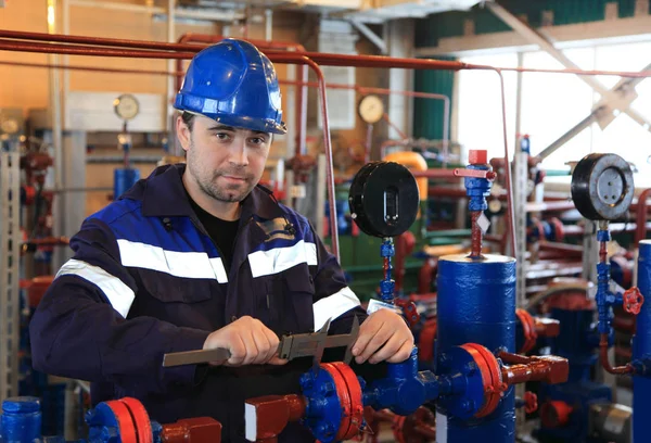 Mechanic Repairman Tightens Bolts Flanged Connection Pipeline Armature — Stock Photo, Image