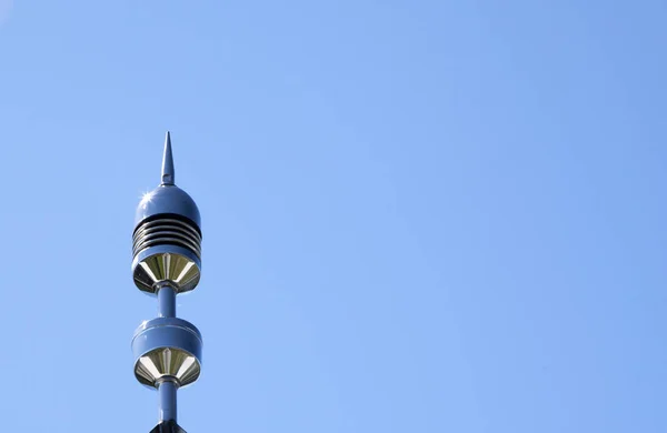 Fulmine Moderno Contro Cielo Blu — Foto Stock