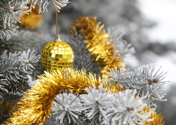 Nyårsleksaker Och Tinsel Tallgren Naturlandskap — Stockfoto