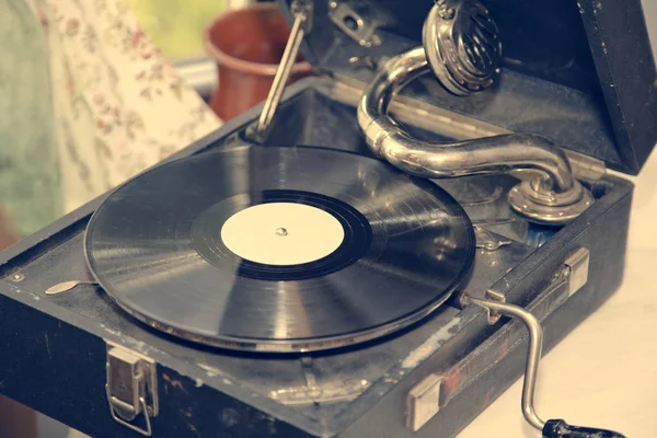 Eski Püskü Bir Gramofon Ayarlanmış — Stok fotoğraf