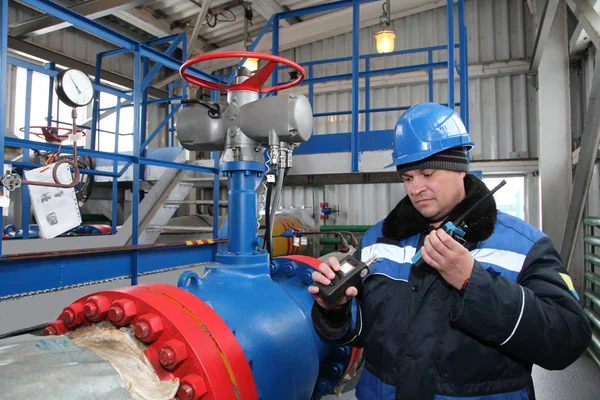 Mechanic Repairman Tightens Bolts Flanged Connection Pipeline Armature Operator Production — Stock Photo, Image
