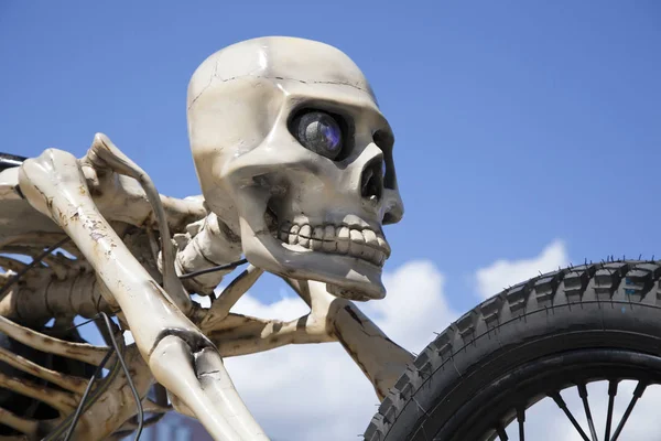 Russia Kamensk Shakhtinsky July 2017 Скульптура Скелет Мотоциклі — стокове фото